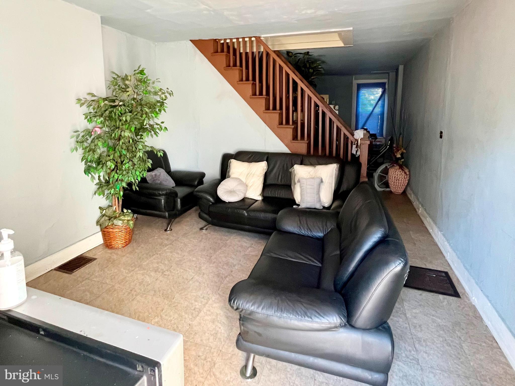 304 South Franklintown Road Baltimore, MD 21223 - Photo 2 of 16