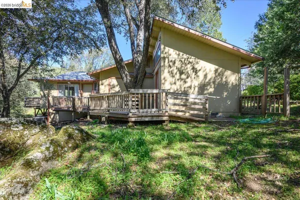 a view of house with a yard