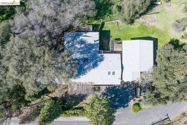 a view of a back yard