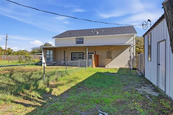 a view of a house with backyard