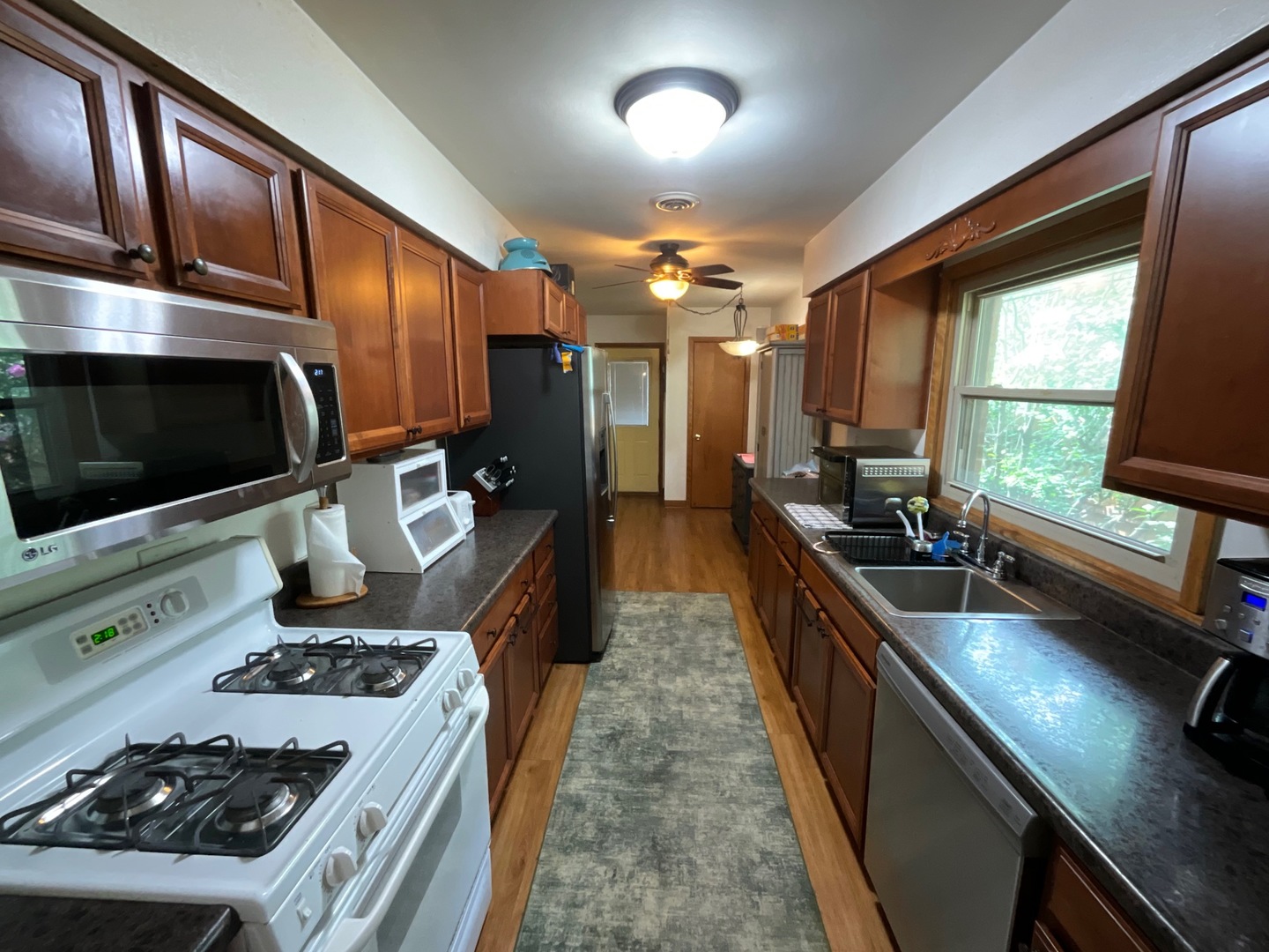 852 Carr Street Elgin, IL 60123 - Photo 7 of 30