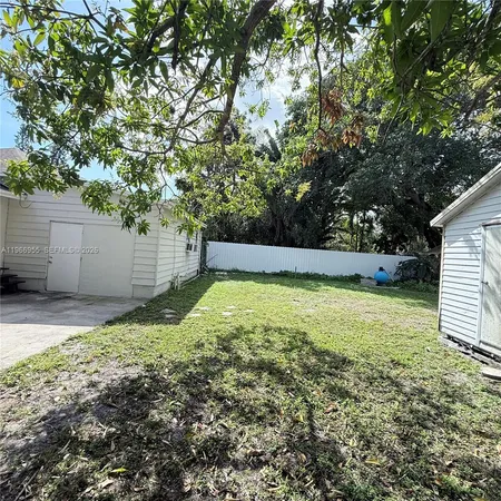 a view of a backyard