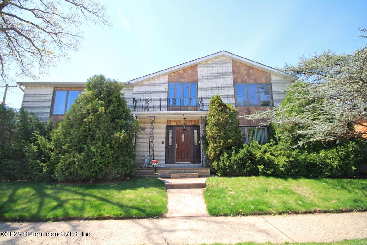 a house view with a outdoor space