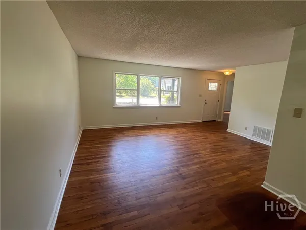 $1,800 | 32 Pine Drive, Savannah, GA 31405