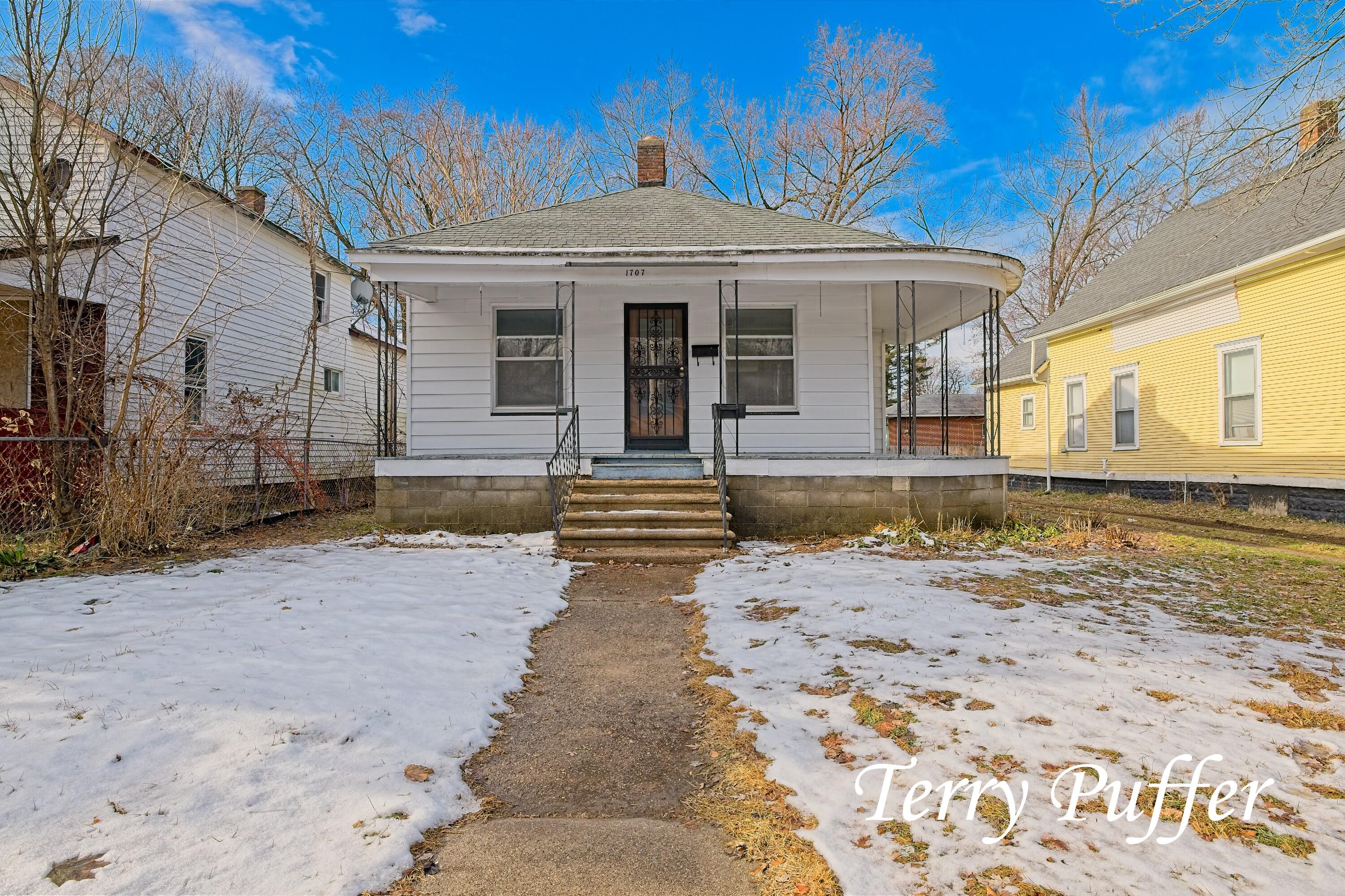 1707 Division Street Muskegon, MI 49441 - Photo 2 of 35 IMG_7971_HDR