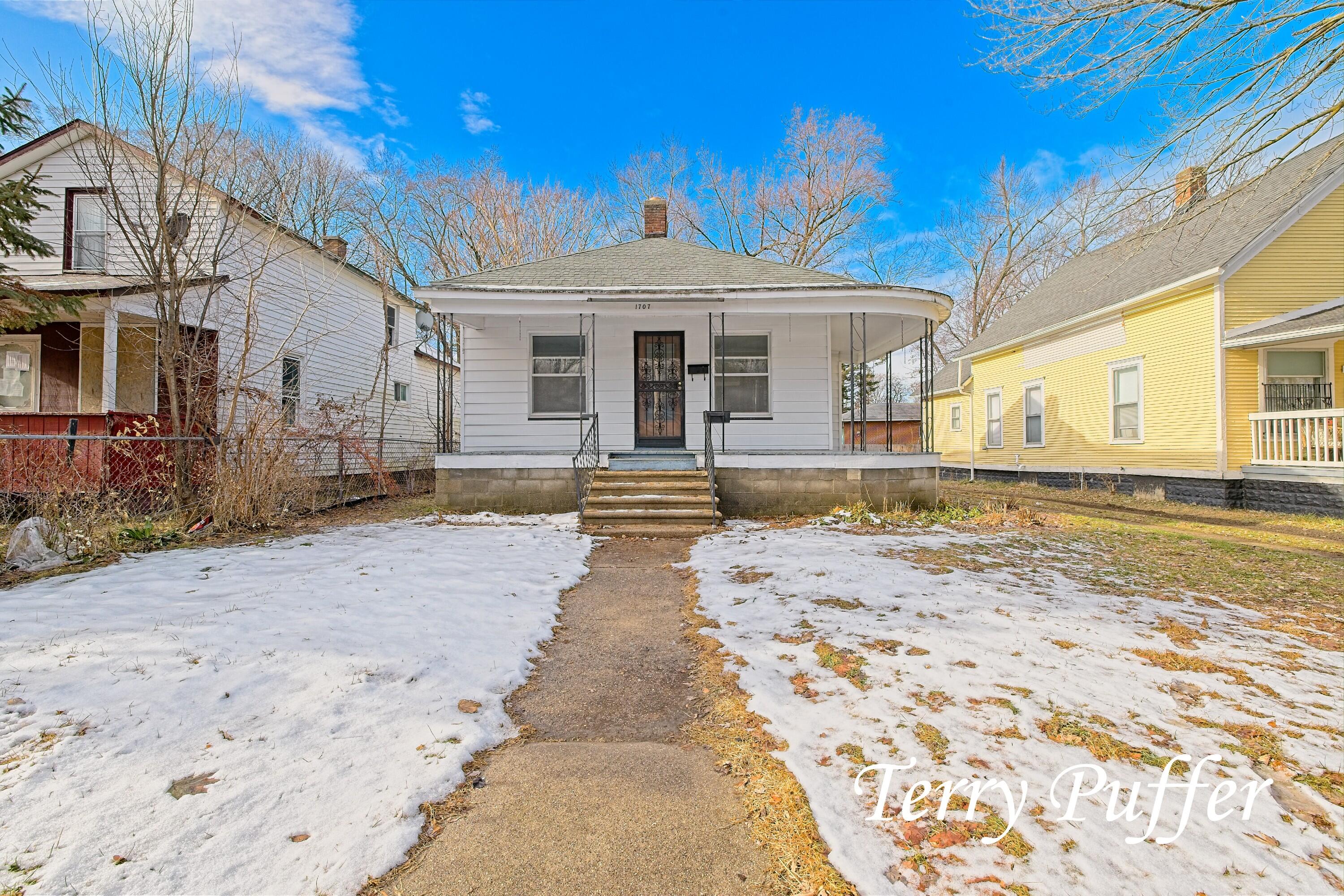 1707 Division Street Muskegon, MI 49441 - Photo 3 of 35 IMG_7967_HDR