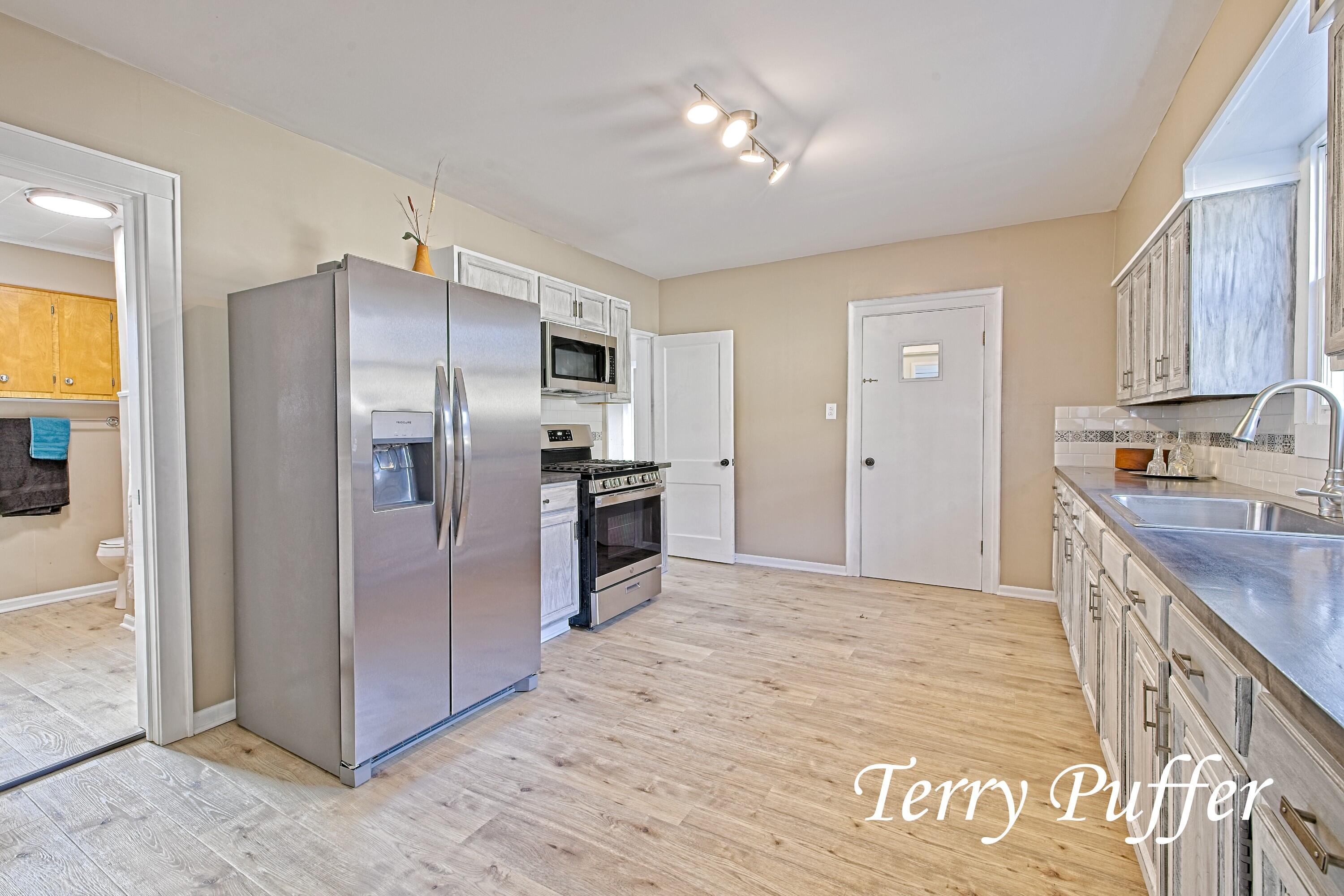 1707 Division Street Muskegon, MI 49441 - Photo 10 of 35 IMG_7739_HDR