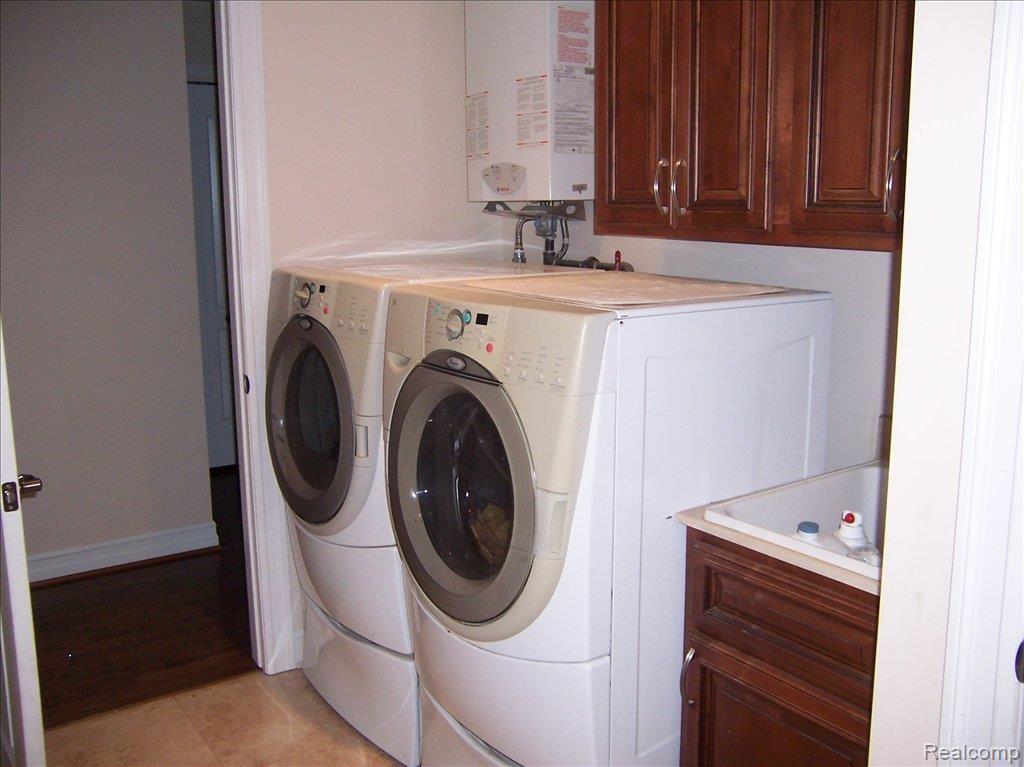 9215 Center Road Fenton, MI 48430 - Photo 13 of 17 Laundry Room