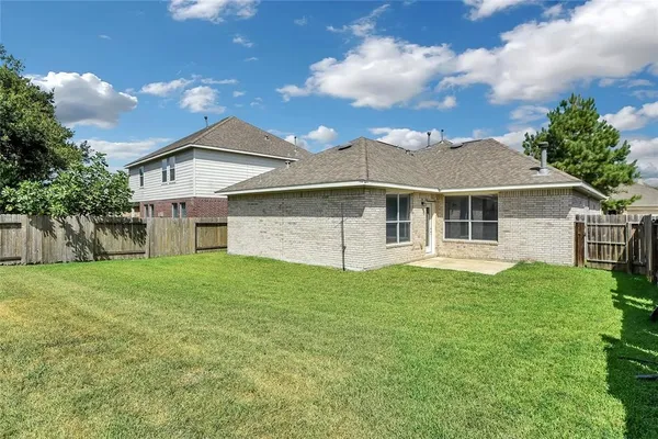 a view of a house with a backyard
