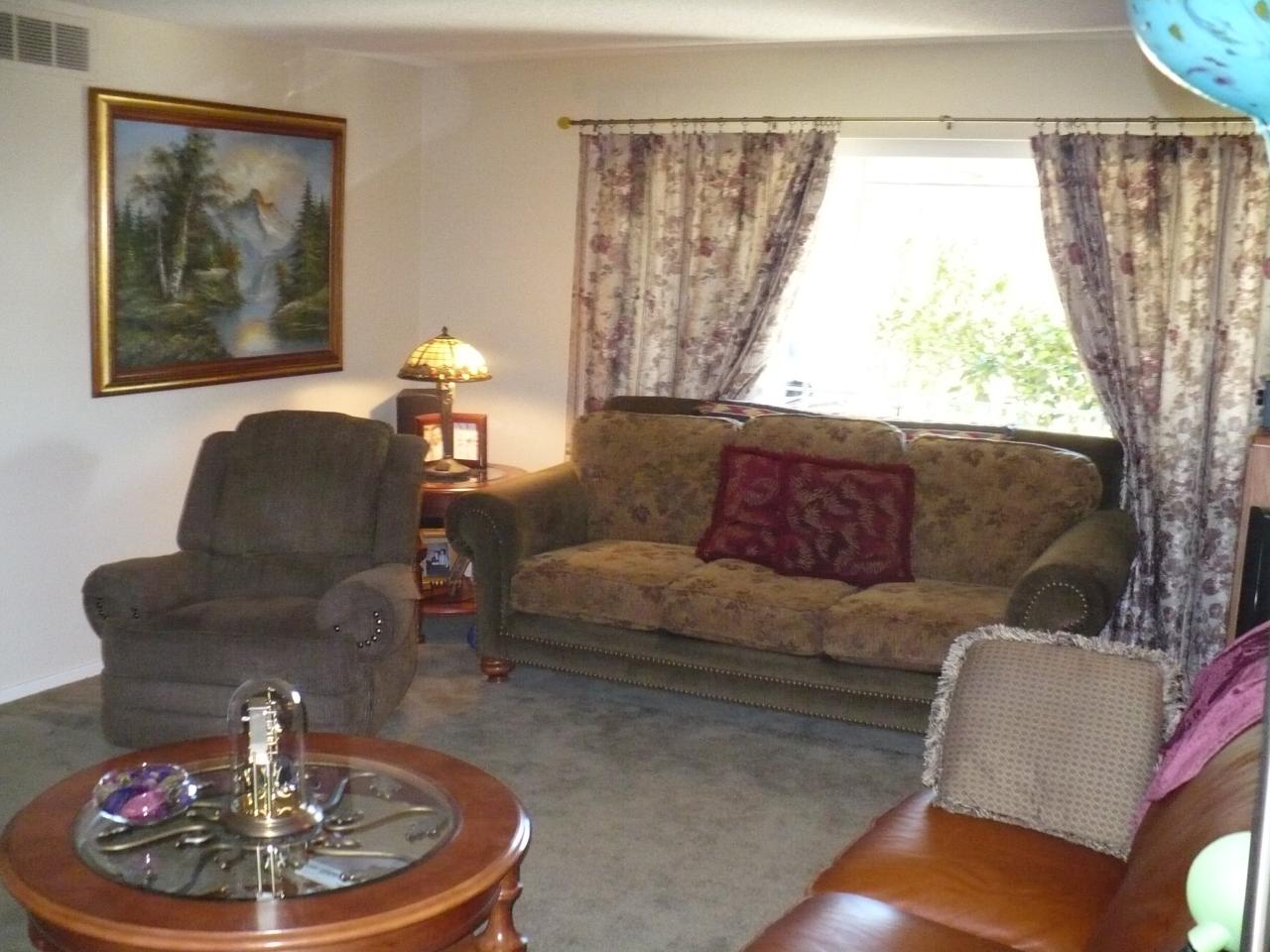 21334 Dersch Road Anderson, CA 96007 - Photo 12 of 24 a living room with furniture and a lamp