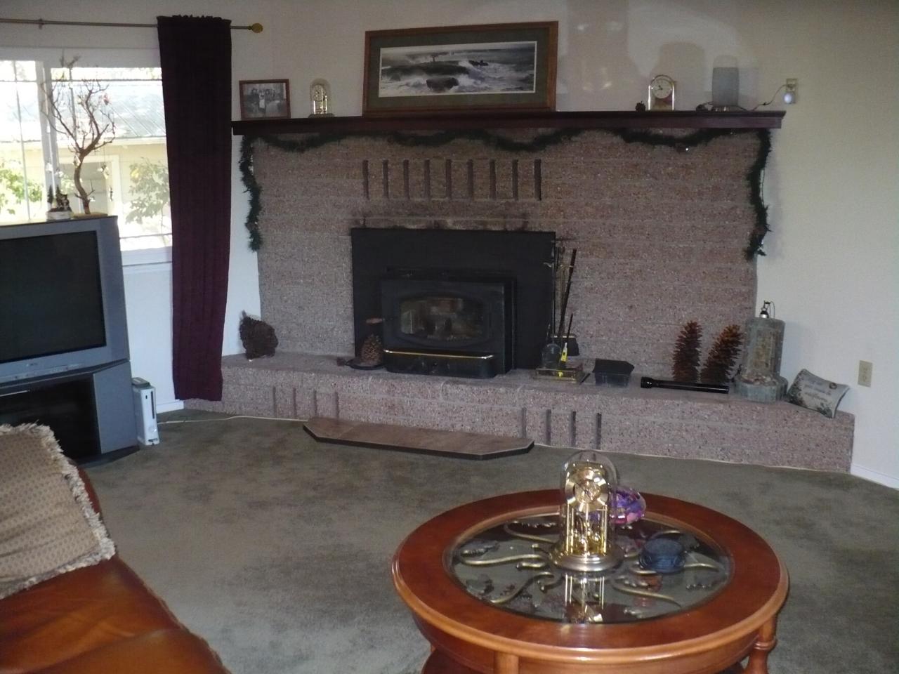 21334 Dersch Road Anderson, CA 96007 - Photo 13 of 24 a living room with furniture and a fireplace
