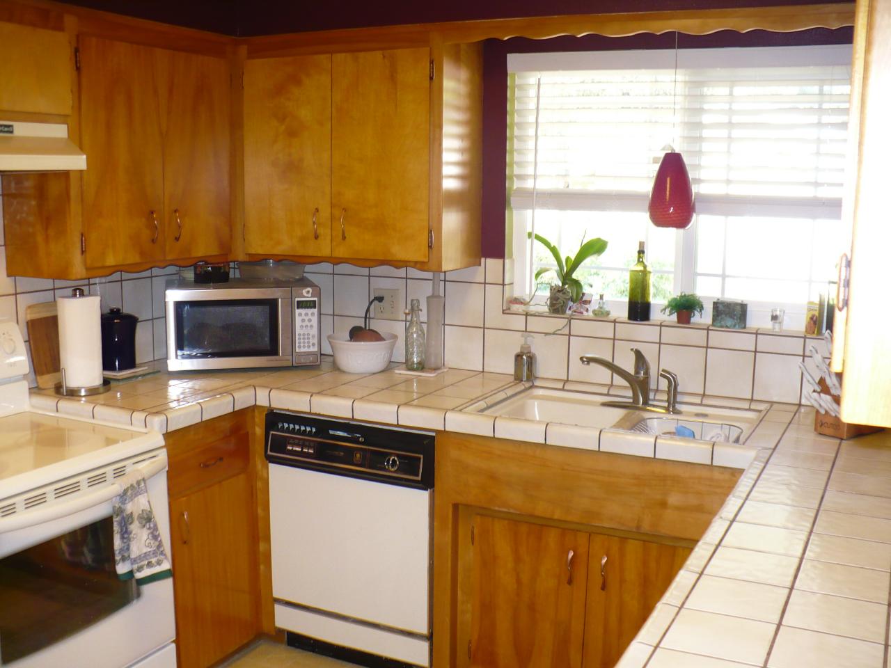 21334 Dersch Road Anderson, CA 96007 - Photo 6 of 24 a kitchen with stainless steel appliances granite countertop a sink and a stove
