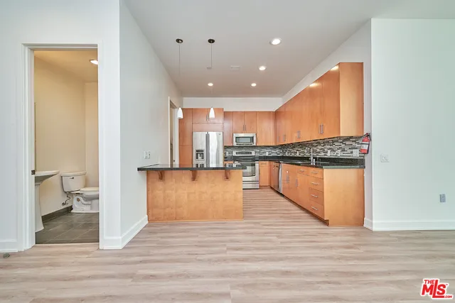 $3,900 | 3223 West 6th Street, Unit 606, Los Angeles, CA 90020