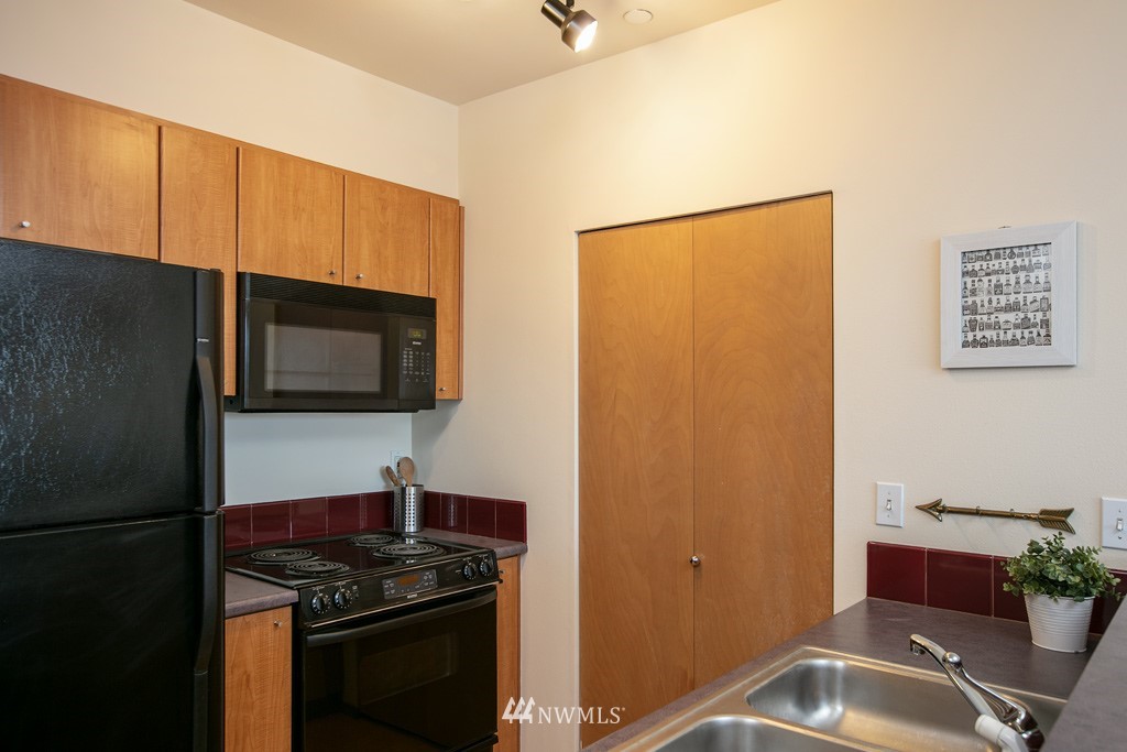 668 South Lane Street, Unit 603 Seattle, WA 98104 - Photo 8 of 16
