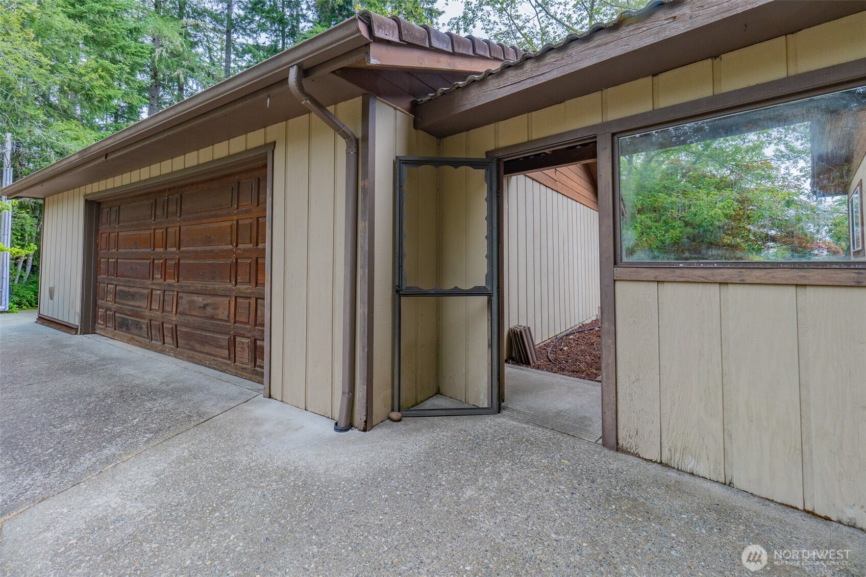 5470 East Grapeview Loop Road Allyn, WA 98524 - Photo 3 of 35