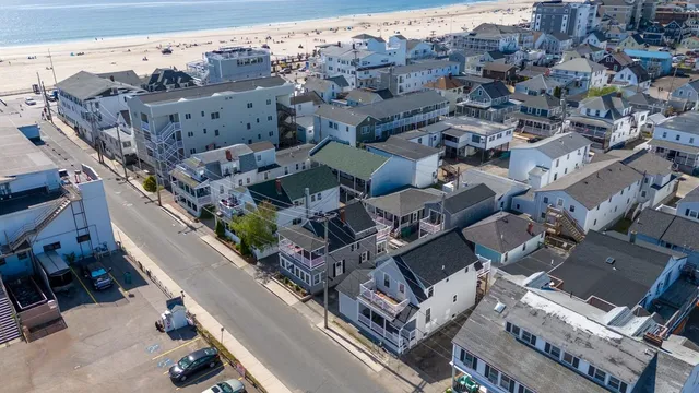 $1,200,000 | 19 F Street, Hampton, NH 03842