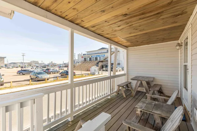 $1,200,000 | 19 F Street, Hampton, NH 03842