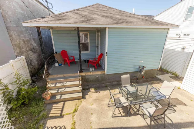 $1,200,000 | 19 F Street, Hampton, NH 03842