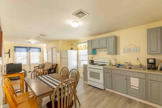 $1,200,000 | 19 F Street, Hampton, NH 03842