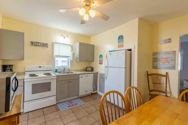 $1,200,000 | 19 F Street, Hampton, NH 03842