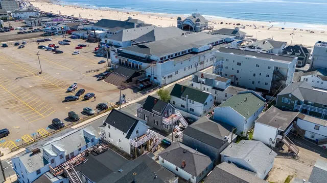 $1,200,000 | 19 F Street, Hampton, NH 03842