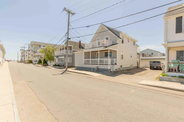 $1,200,000 | 19 F Street, Hampton, NH 03842