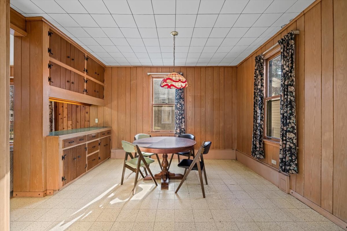 1206 Griffith Road Lake Forest, IL 60045 - Photo 5 of 16 a dining room with furniture and window