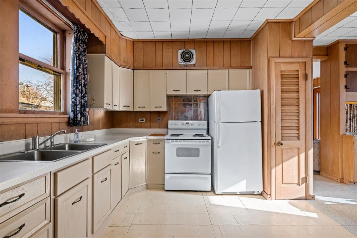 1206 Griffith Road Lake Forest, IL 60045 - Photo 8 of 16 a kitchen with a sink a refrigerator and cabinets