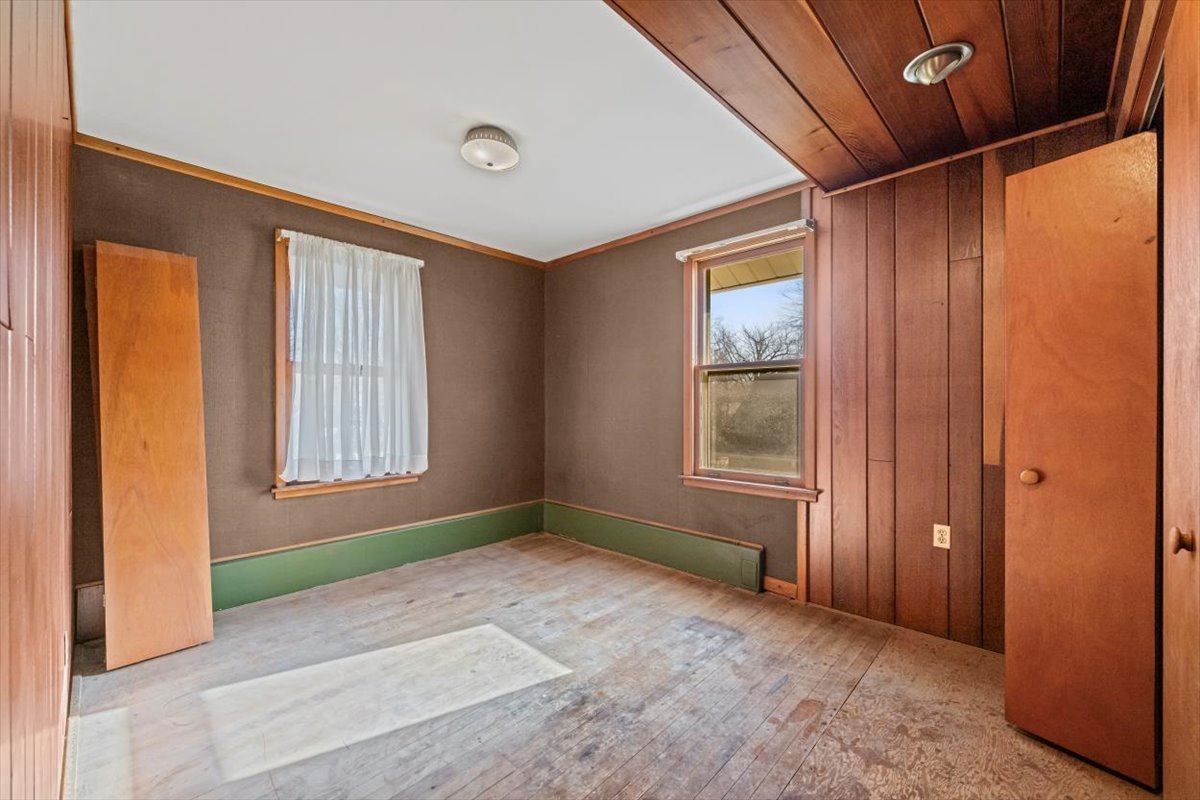 1206 Griffith Road Lake Forest, IL 60045 - Photo 10 of 16 an empty room with windows