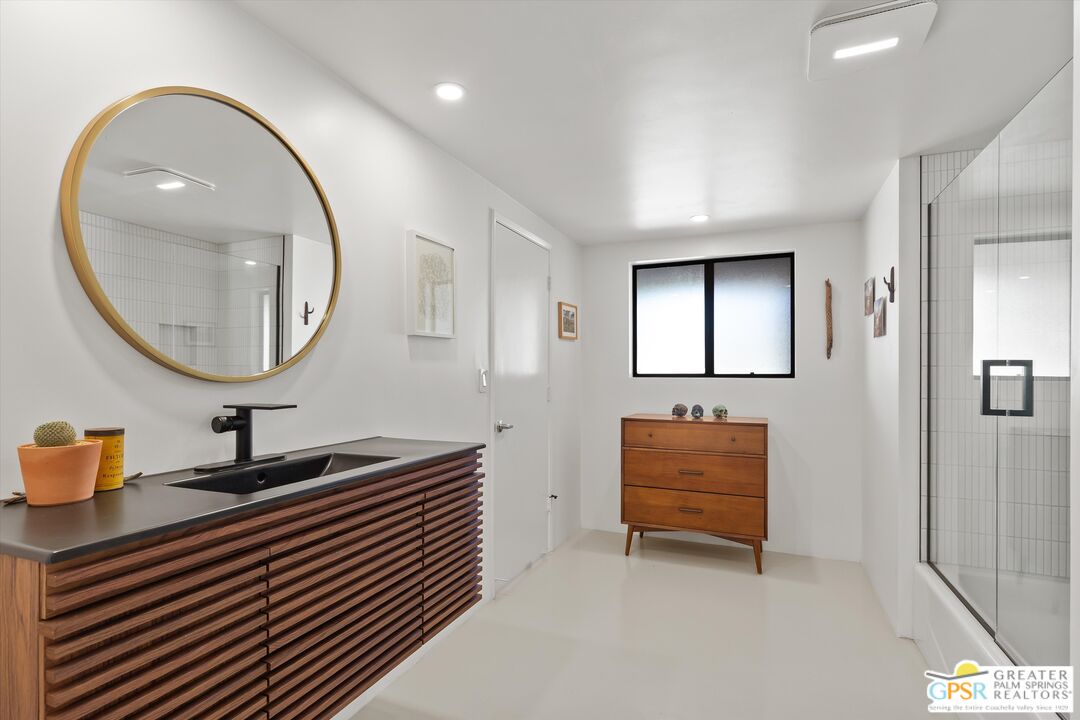 53744 Ridge Road Yucca Valley, CA 92284 - Photo 27 of 39 a room with a mirror and a lamp