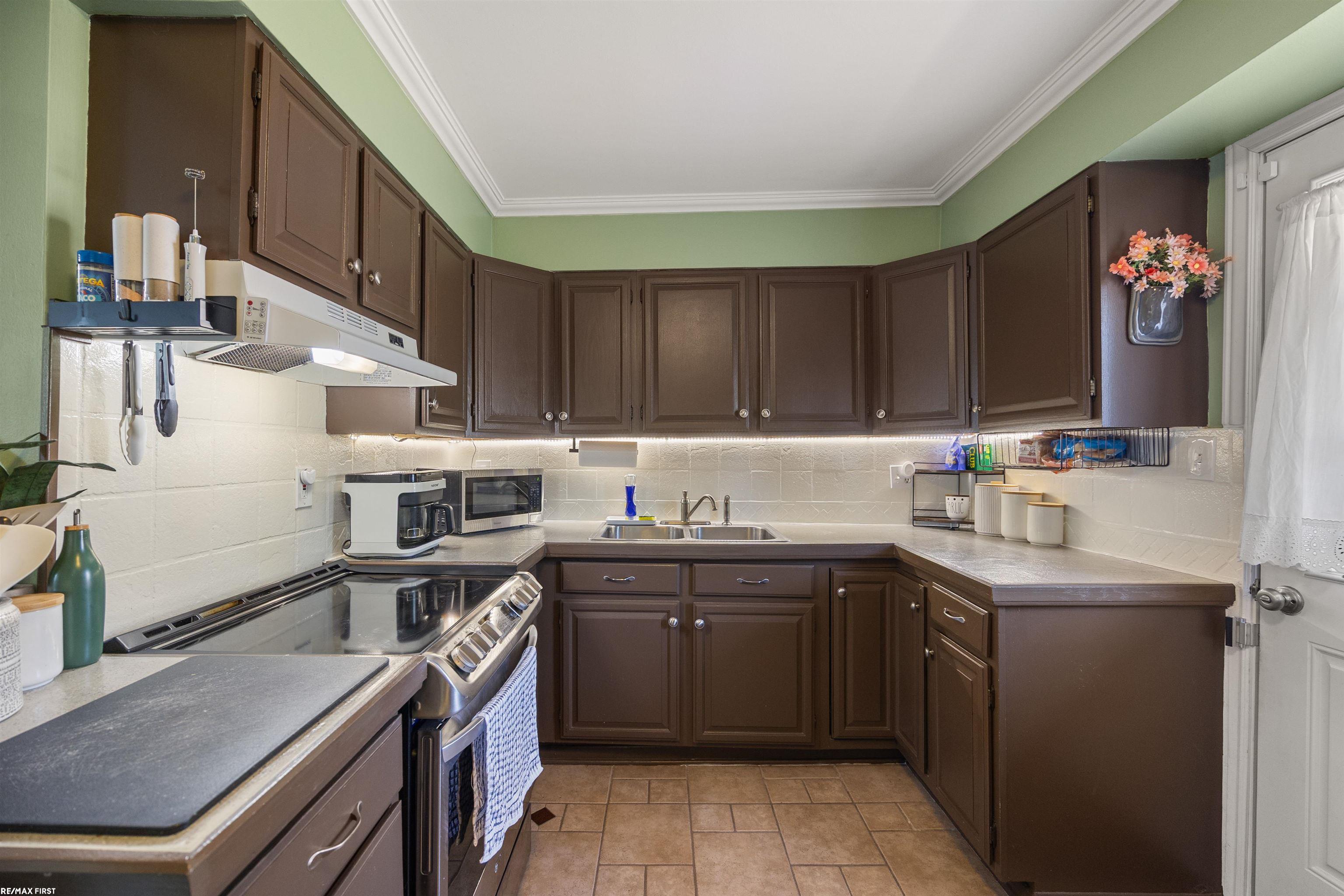 2934 Walsh Drive Rochester, MI 48309 - Photo 8 of 27 50178119-9ee2a27a-28df-401b-8b9b-bc57d7a1d117.JPG