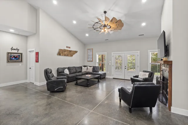 $1,500,000 | 594 Highway 100, Centerville, TN 37033