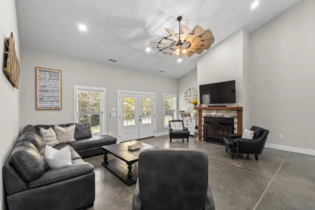 $1,500,000 | 594 Highway 100, Centerville, TN 37033