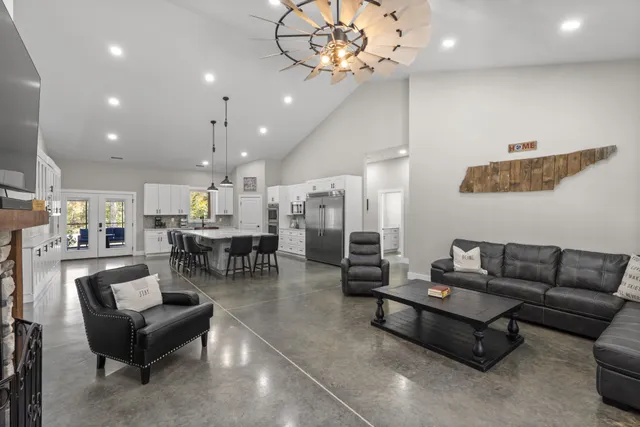 $1,500,000 | 594 Highway 100, Centerville, TN 37033