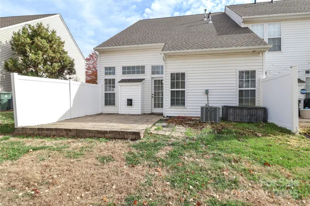 a view of a house with backyard