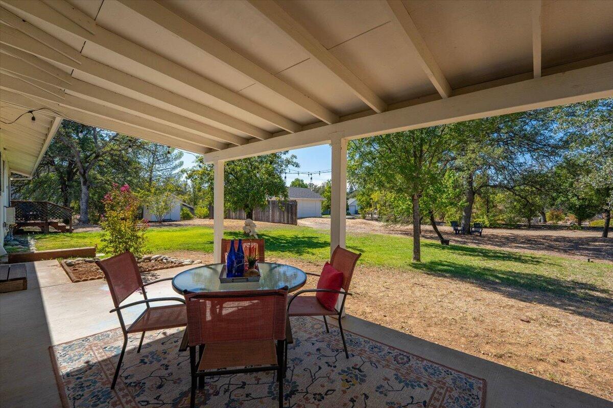 11550 Ridgewood Road Redding, CA 96003 - Photo 25 of 33 Covered Patio