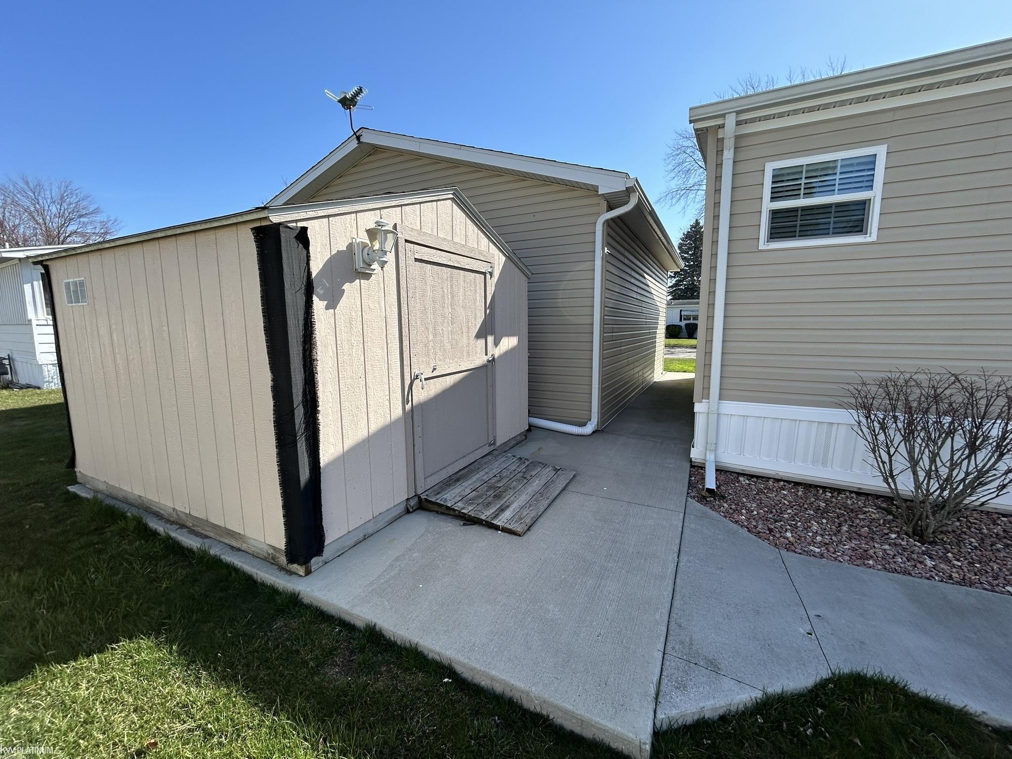 3333 Ravenswood Road Marysville, MI 48040 - Photo 3 of 25 50149949-9c3a65b2-2a1d-48d7-b0f6-c0ec08bdc211.JPG