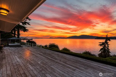 $8,900,000 | 1114 B Avenue, Anacortes, WA 98221