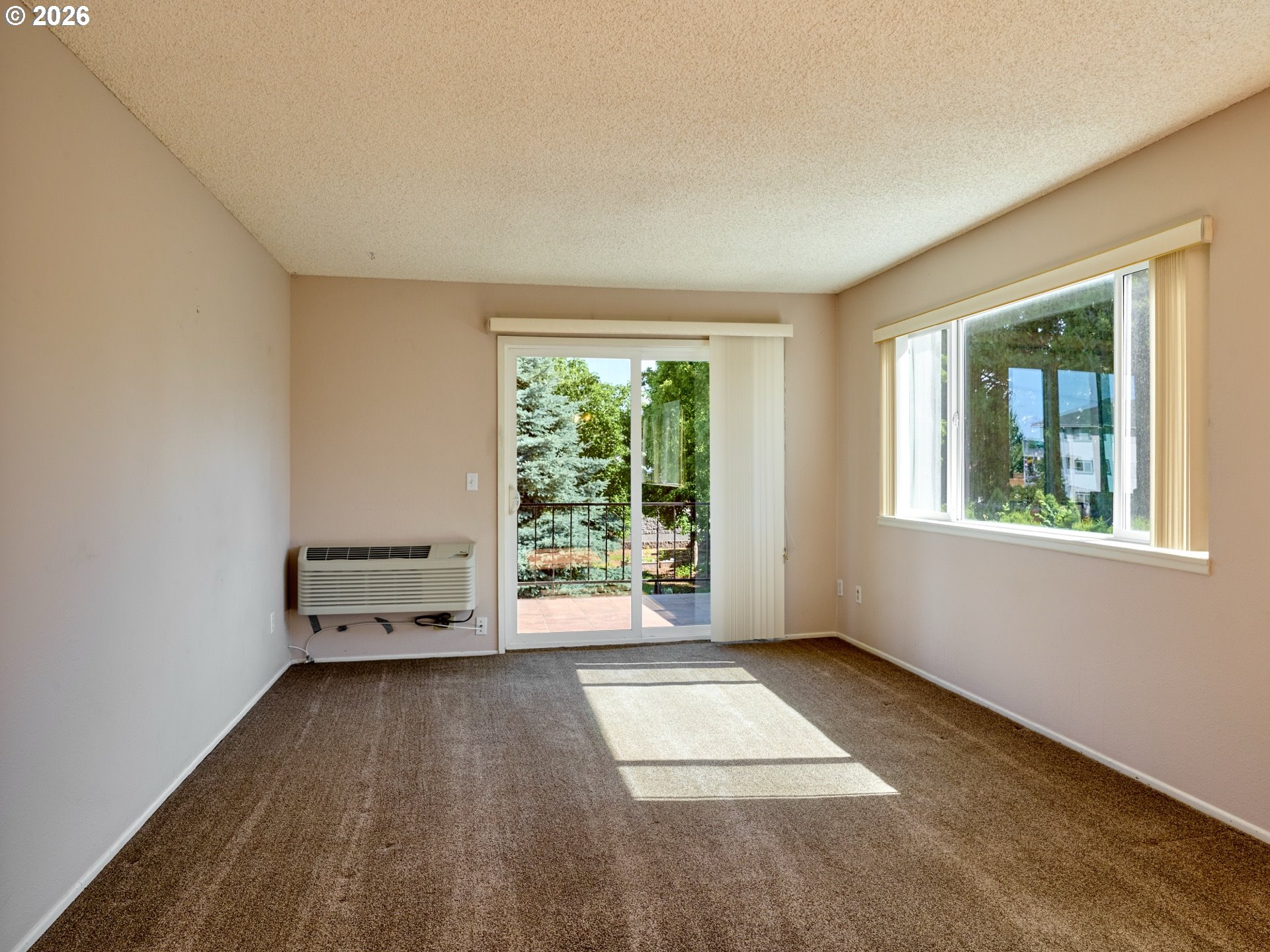 950 Evergreen Road, Unit 221 Woodburn, OR 97071 - Photo 15 of 38 Living Room