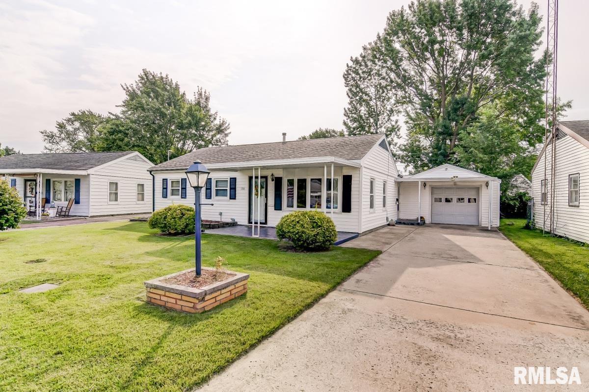 1708 Albert Street Springfield, IL 62702 - Photo 1 of 28