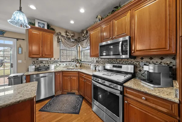 $625,000 | 443 Glover Drive, North Aurora, IL 60542