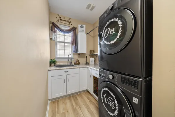 $625,000 | 443 Glover Drive, North Aurora, IL 60542