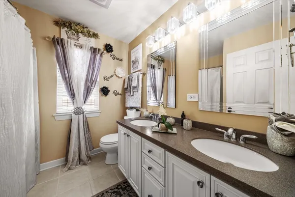 $625,000 | 443 Glover Drive, North Aurora, IL 60542