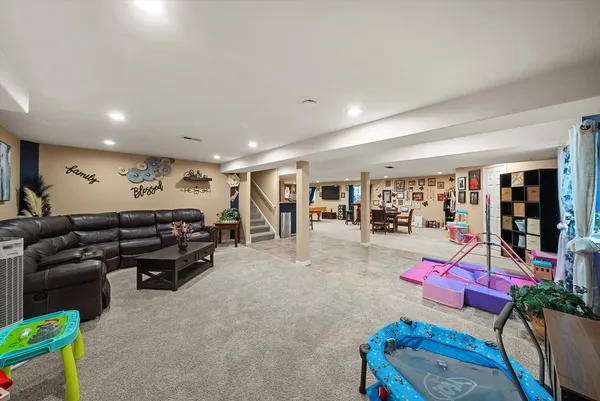 $625,000 | 443 Glover Drive, North Aurora, IL 60542