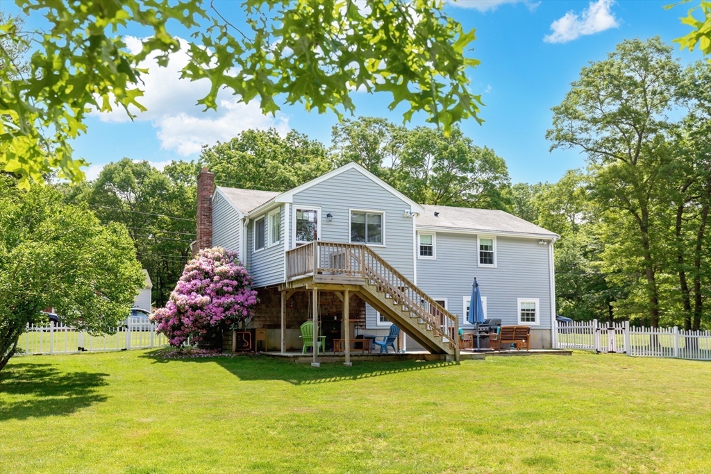 29 Worrall Road Plymouth, MA 02360 - Photo 10 of 38 a front view of a house with garden