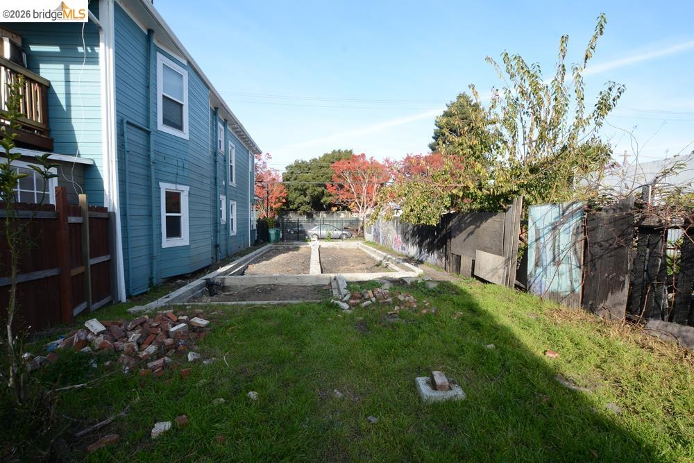 0 8th Street Oakland, CA 94607 - Photo 24 of 56 a view of a back yard of the house