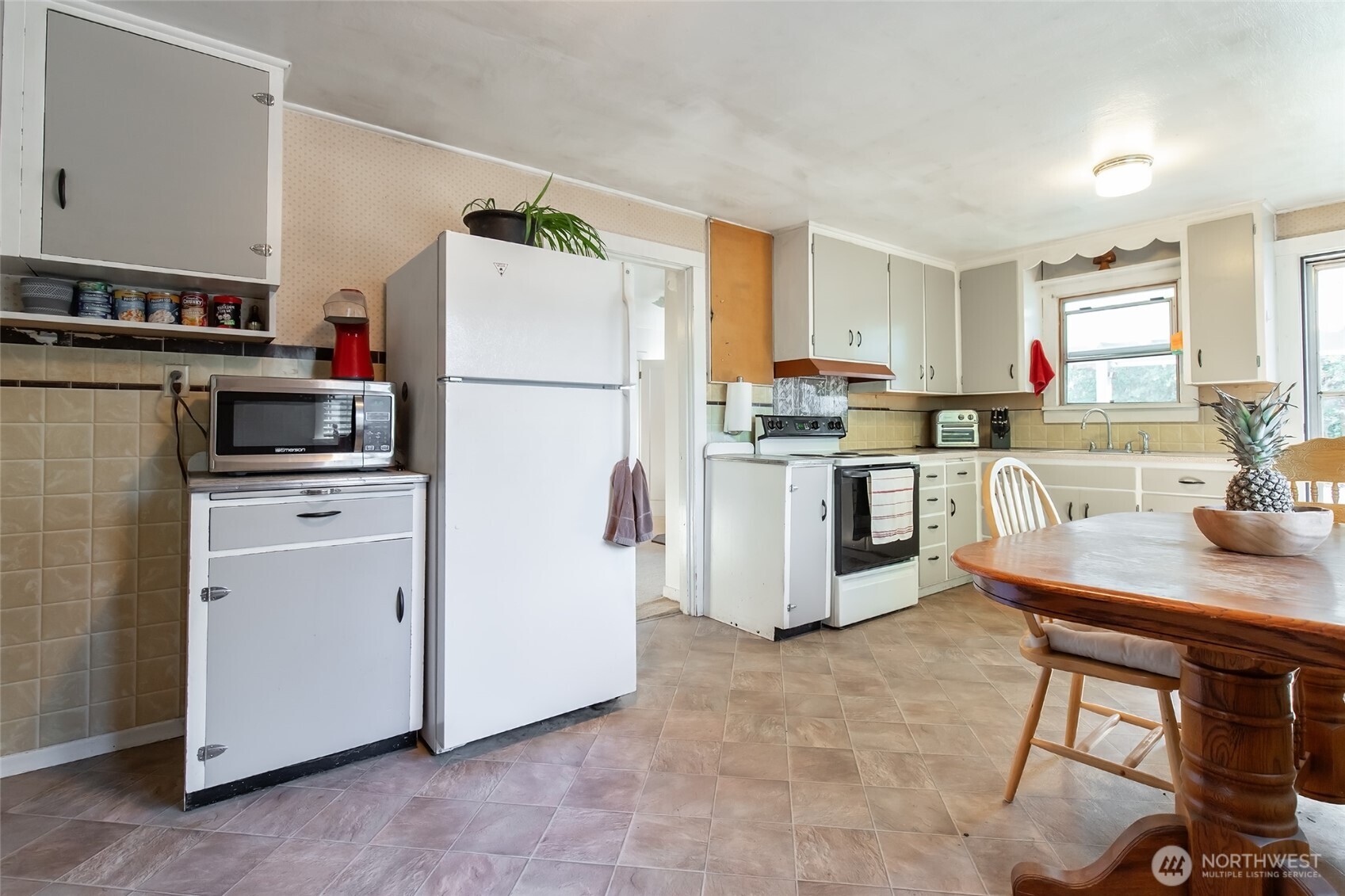 110 Strande Road Ellensburg, WA 98926 - Photo 11 of 39 a kitchen with a refrigerator a stove a sink and chairs