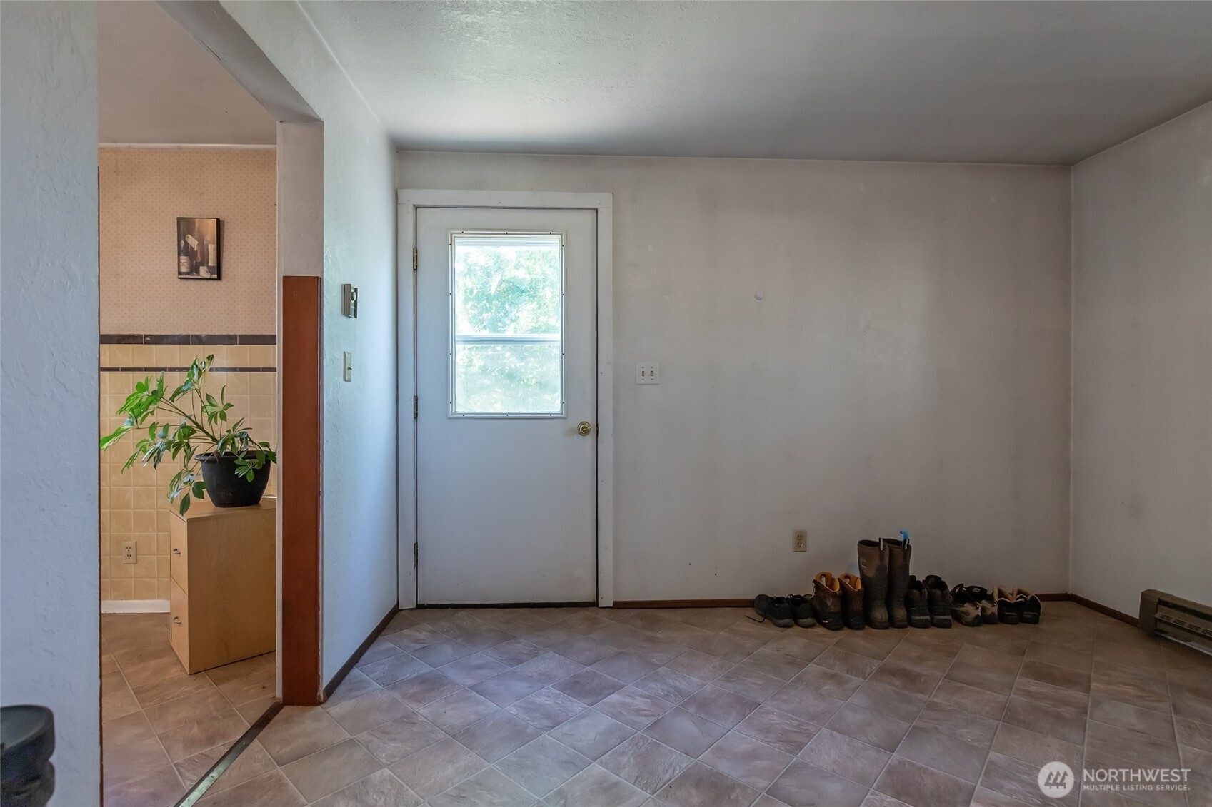 110 Strande Road Ellensburg, WA 98926 - Photo 17 of 39 an empty room with windows