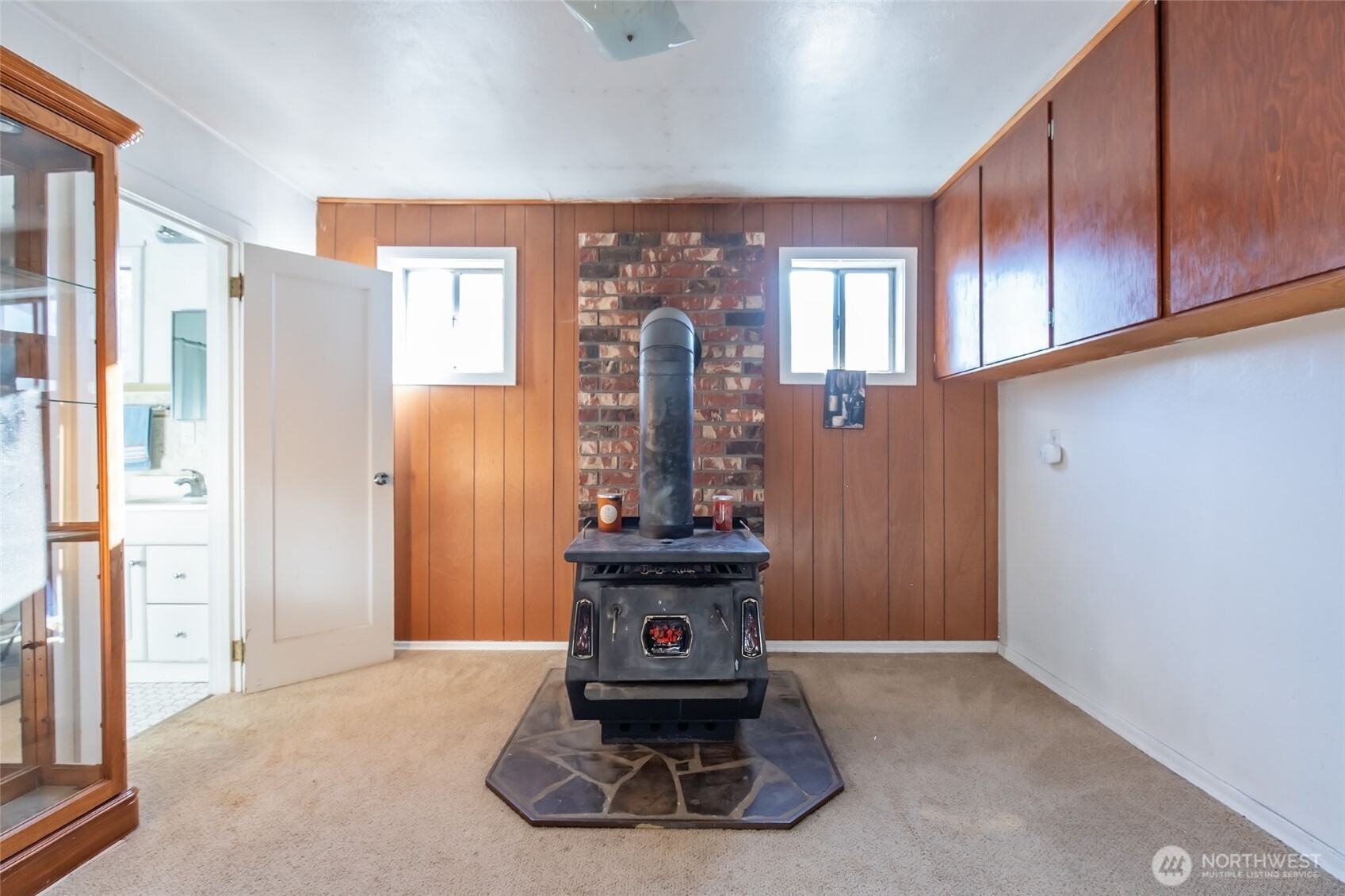 110 Strande Road Ellensburg, WA 98926 - Photo 18 of 39 a view of a hallway with windows