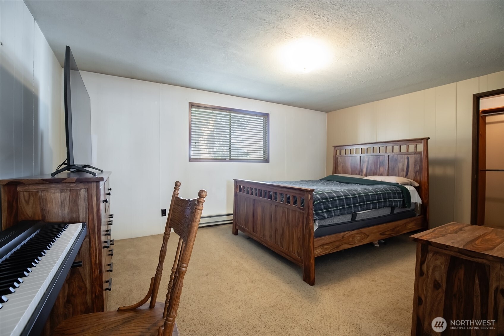 110 Strande Road Ellensburg, WA 98926 - Photo 19 of 39 a bedroom with a bed and a desk